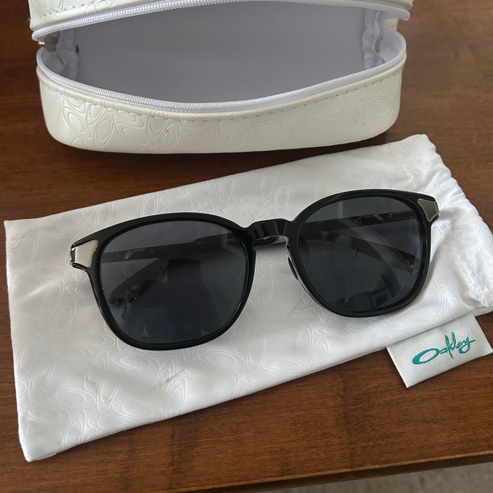 Oakley Black Sunglasses - Picture 4 of 5